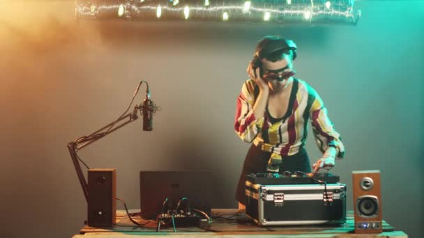 Artista Musical Usando Tocadiscos Para Mezclar Canciones Disco Produciendo Sonidos — Vídeo de stock