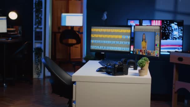 Matně Osvětlená Kreativní Kancelář Mediální Agentuře Multi Monitorovým Počítačovým Nastavením — Stock video