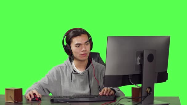 Азіатський Гравець Грає Комп Ютері Столом Граючи Онлайн Відеоігри Людьми — стокове відео