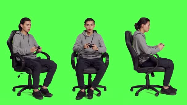 Joven Jugador Jugando Videojuegos Sobre Plantilla Pantalla Verde Cuerpo Completo — Vídeos de Stock