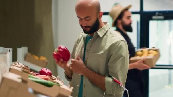 Klient Wybiera Świeże Warzywa Aby Kupić Zdrowy Zrównoważony Posiłek Patrząc — Wideo stockowe