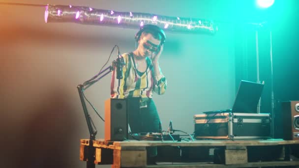 파티에서 턴테이블과 소리를 믹싱하는 아티스트는 오디오 장치를 사용하여 음악을 연주하고 — 비디오