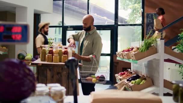 Tiendas Clientes Jóvenes Supermercado Apoyando Los Vendedores Locales Eligiendo Frutas — Vídeo de stock
