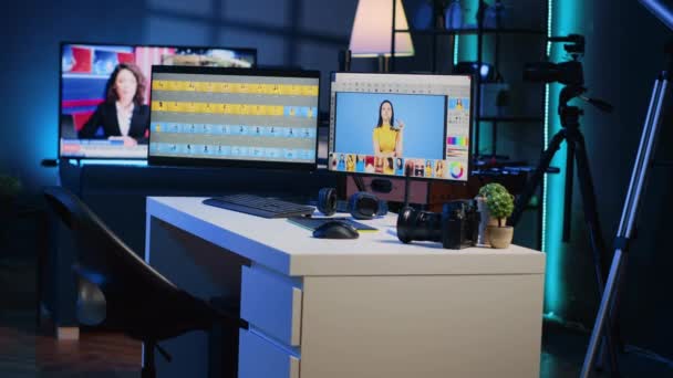Multi Monitors Setup Lege Studio Met Foto Editing Software Gebruikt — Stockvideo