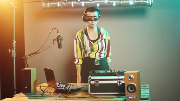 Mixer Σύγχρονα Πικάπ Για Clubbing Performance Μίξη Techno Δίσκων Disco — Αρχείο Βίντεο