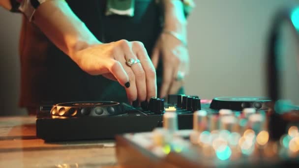 Mladý Umělec Používající Elektroniku Sluchátka Pro Mix Techno Hudby Remix — Stock video