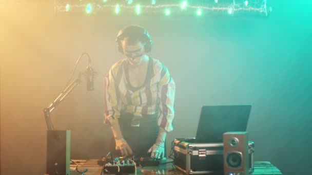 Vrouwelijke Speelt Techno Muziek Stereo Mixer Heeft Plezier Met Draaitafels — Stockvideo