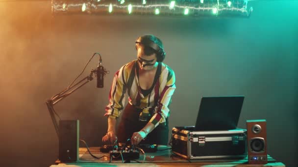 디스코 클럽에서 무대에서 재능과 강도를 보여주는 턴테이블 디스크와 버튼으로 테크노 — 비디오