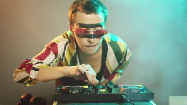 Mladý Cool Umělec Pracující Jako Gramofony Míchající Moderní Remix Basovým Stock Video