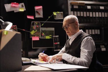 Polis memuru gizemli olay yeri kanıtlarını analiz ediyor, şüpheliyi yakalamak için fazla mesai yapıyor. Kıdemli özel dedektif arhiv odasında gizli federal bilgileri okuyor.