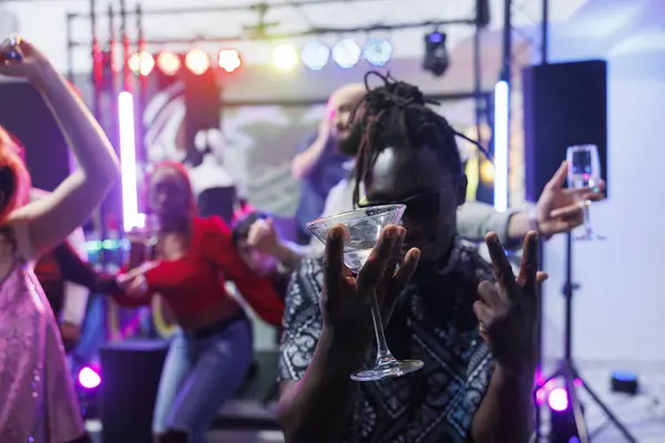 Afro Amerikaanse Clubber Die Alcohol Drinkt Feesten Een Nachtclub Jonge — Stockfoto