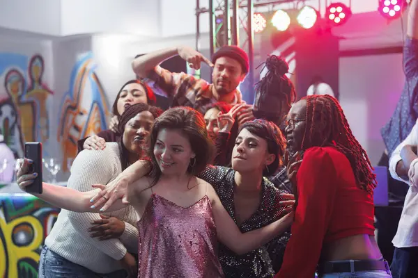 Vriendengroep Poseert Voor Selfie Drukke Nachtclub Dansvloer Terwijl Samen Uitgaan — Stockfoto