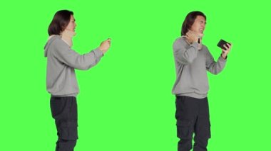 Asyalı adam telefonda video çekiyor. Stüdyoda boyunluk takıyor. Genç yetişkin kayıt montajları ya da çekimleri sırasında köpük tasma kullanarak kemik kırığıyla ilgilenir..