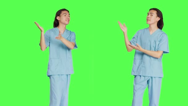 Asiatisk Specialist Gör Reklam Mot Grön Bakgrund Arbetar Inom Sjukvården — Stockvideo