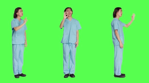 Asistente Médico Presenta Buena Señal Sobre Fondo Pantalla Verde Cuerpo — Vídeos de Stock