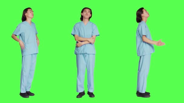 Asyalı Yetişkin Doktor Hastane Üniforması Giyiyor Kamerada Özgüvenle Poz Veriyor — Stok video