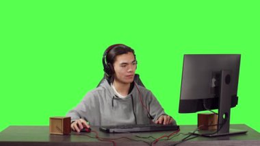 Bilgisayarda Asyalı bir oyuncu, dünyanın dört bir yanındaki insanlarla internet video oyunları oynuyor. Genç insan rol yapma yarışmasında eğleniyor, arkadaşlarıyla yeşil ekran üzerinden iletişim kuruyor.