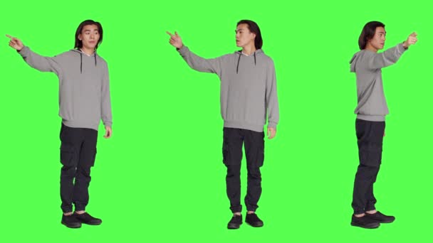 Model Menunjukkan Arah Kiri Atau Kanan Studio Menunjuk Kedua Belah — Stok Video