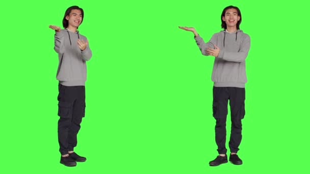 Азіатська Людина Ілюструє Маркетингову Рекламу Над Зеленим Кольором Тіла Створюючи — стокове відео