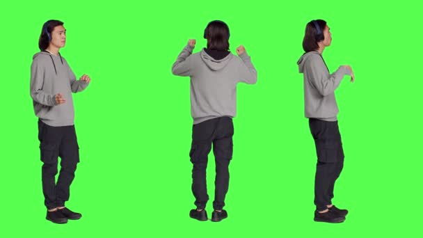 Hombre Alegre Hace Movimientos Baile Geniales Estudio Sintiéndose Funky Mientras — Vídeo de stock