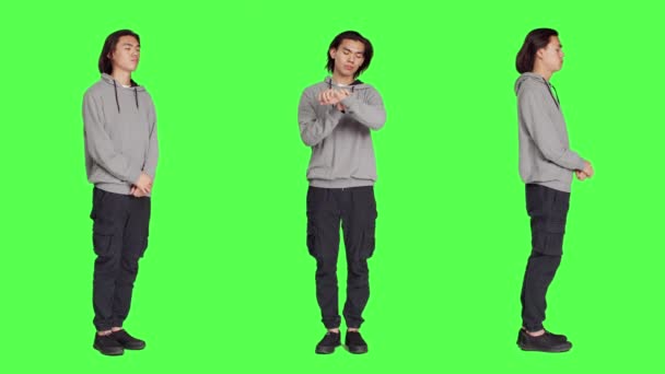 Stüdyoda Genç Adam Yeşil Ekrana Karşı Poz Veriyor Kol Saatine — Stok video