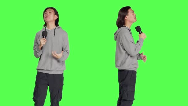 Cara Moda Executa Karaoke Câmera Usando Dispositivo Gravação Para Cantar — Vídeo de Stock