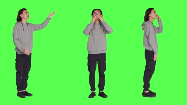 Asyalı Adam Kameraya Havadan Öpücükler Yolluyor Flört Ediyor Yeşil Ekran — Stok video