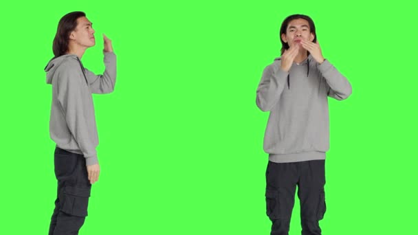 Azjata Wysyłając Pocałunki Studio Zachowując Się Romantycznie Słodko Stojąc Zielonym — Wideo stockowe