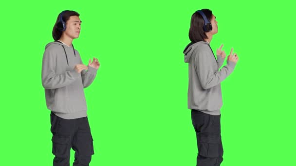 Enerjik Yetişkin Popüler Şarkıları Severken Stüdyoda Jazzy Hareketler Yapıyor Kamerada — Stok video