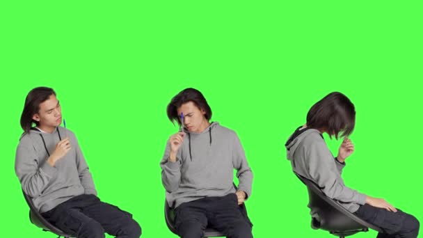 Erkek Model Yeşil Perde Arkaplanı Üzerinde Çözüm Düşünüyor Yeni Ikilem — Stok video