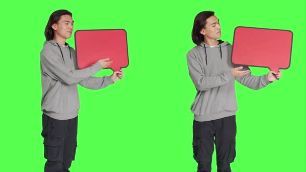 Genç Yetişkin Konuşma Balonuyla Poz Veriyor Boş Reklam Panosunu Yeşil — Stok video