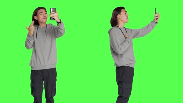 Aziatische Man Videocall Verbinding Met Vrienden Met Behulp Van Smartphone — Stockvideo