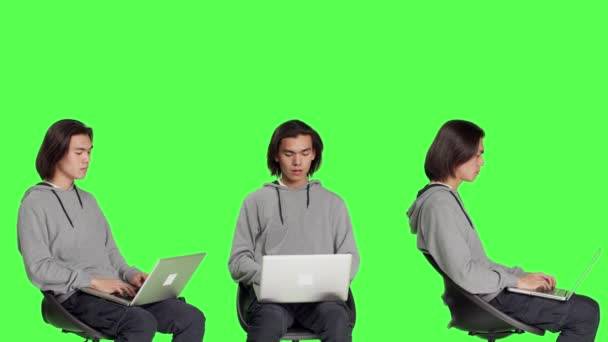 Jeune Homme Naviguant Sur Internet Sur Tablette Dans Greenscreen Studio — Video