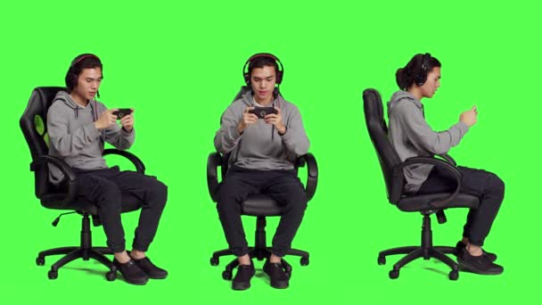 스크린 의자에 모바일 장치에서 비디오 게임을 아시아 스마트폰 플레이어와 롤플레잉 — 비디오