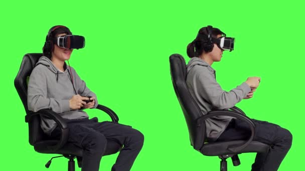 Aziatische Man Draagt Virtual Reality Hoofddeksel Greenscreen Muur Studio Genieten — Stockvideo