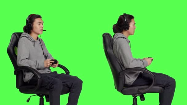 Gamer Divertirse Con Desafío Rpg Sobre Fondo Pantalla Verde Jugando — Vídeo de stock