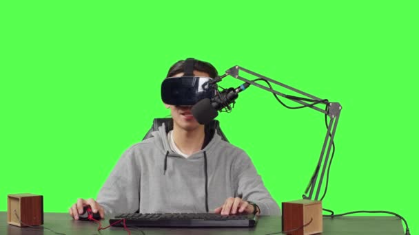 Pov Broadcaster Using Virtual Reality Eyewear Stream Live Action Gaming — Stock Video