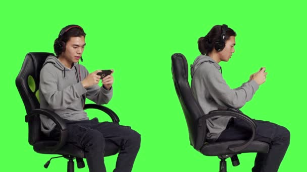 Asiatisk Person Som Spelar Online Spel Smartphone Sitter Stol Över — Stockvideo