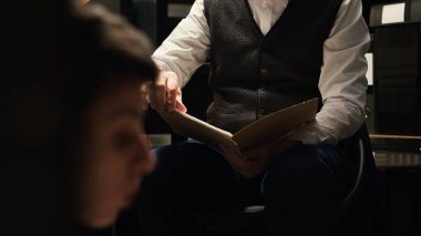 Gizli kayıtlar ve adli soruşturma araçları üzerinde titiz dedektiflik çalışmaları yapan hukuk ajanları. İki polis memuru dava dosyasındaki delilleri doğruluyor. El kamerasıyla..