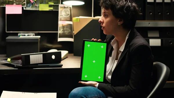 Agent Prawny Trzyma Tablet Zielonym Ekranem Przeglądać Tajne Akta Rozwiązywać — Zdjęcie stockowe