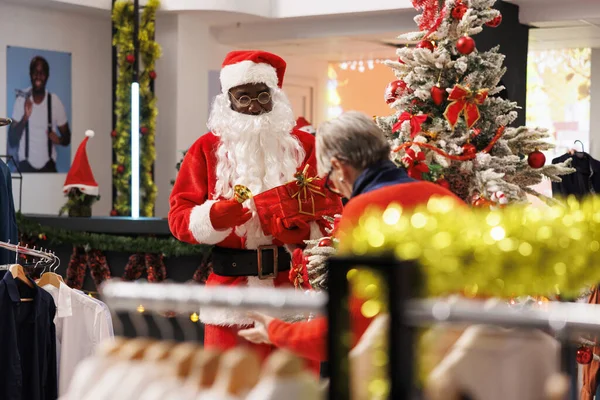 Der Weihnachtsmann Anzug Hält Eine Tombola Einkaufszentrum Und Lädt Ältere — Stockfoto