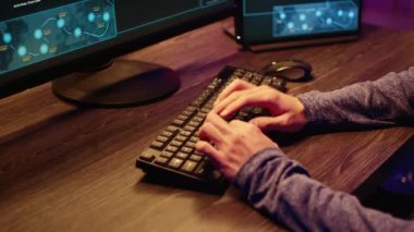 Gizli yeraltı sığınağındaki hackerlar klavyeye yazıyorlar, bilgisayarda kod satırları yazıyorlar, güvenlik sistemlerini virüsle geçmeye çalışıyorlar. Dolandırıcı metni hacklemeye çalışıyor, yakın çekim