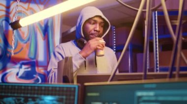 Afrikalı Amerikalı hacker güne bir fincan kahveyle başlıyor. Şirket tarafından gizlice casusluk yapması için tutulmuş. Piyasa avantajı kazanmak için rakip ürünler hakkında bilgi çalıyor.