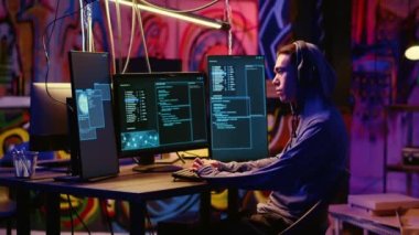 Grafiti duvarlı gizli sığınaktaki hackerlar yerlerini çarpıtan kodlar yazıyorlar, polisleri kandırıyorlar. Senaryoyu çalıştıran kaçak programcılar siber suç birimlerine yanlış yer bildiriyorlar.