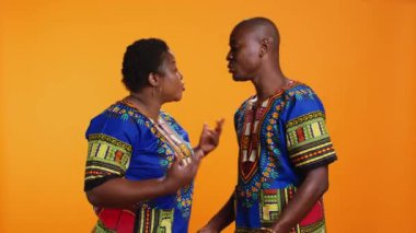 Stüdyoda meteliksiz kaldıkları için kavga eden etnik bir çift, boş cüzdanı açıp iflastan bıkmış genç bir adam. Afrikalı Amerikalı kadın kocasına bağırıyor, borç içinde..