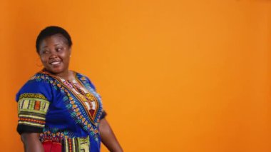 Neşeli karısı için alışveriş poşetleri taşıyan yorgun bir adam, onu satış sezonunda mağazaya götürüyor. Kocası alışveriş merkezinde acı çekerken gülümseyen kadın kelepir ticaretle eğleniyor..