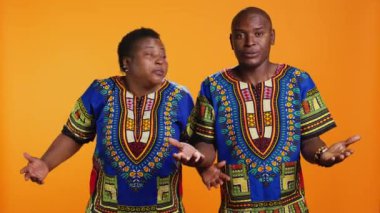 Hiçbir şeyden haberi olmayan bir adam ve kadın stüdyoda imza atıp kafa karışıklığını dile getiriyorlar ve cevap konusunda kararsızlar. Afro-Amerikalı insanlar turuncu arka plan konusunda şüpheye düştüler