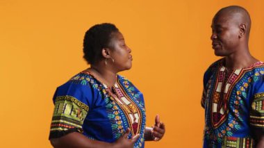 Tatlı koca, karısına kurdeleli hediye kutusu veriyor. Doğum gününü ya da sevgililer gününü romantik bir jestle kutluyor. Genç adam sürpriz kadına yıldönümü hediyesi sunuyor..