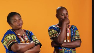 Düşünceli etnik çift yeni fikirler ve çözümler düşünüyor, olasılıkları tartışıyor ve çene ovuşturuyor. Kararsız erkek ve kadın düşünceli ve bir şey hakkında kafa patlatıyorlar..