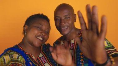 Afro-Amerikan vatandaşlarının POV 'u video çağrısında selam veriyor, video bağlantısı üzerinden arkadaşlarıyla çevrimiçi konferans bağlantısına katılıyor. Erkek ve kadın uzaktan telekonferans çağrısında aileyi selamlıyor.